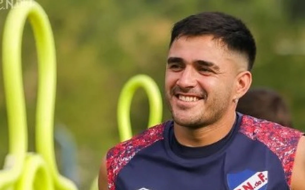 Maxi Gómez comemorando um gol vestindo a camisa do Nacional do Uruguai
