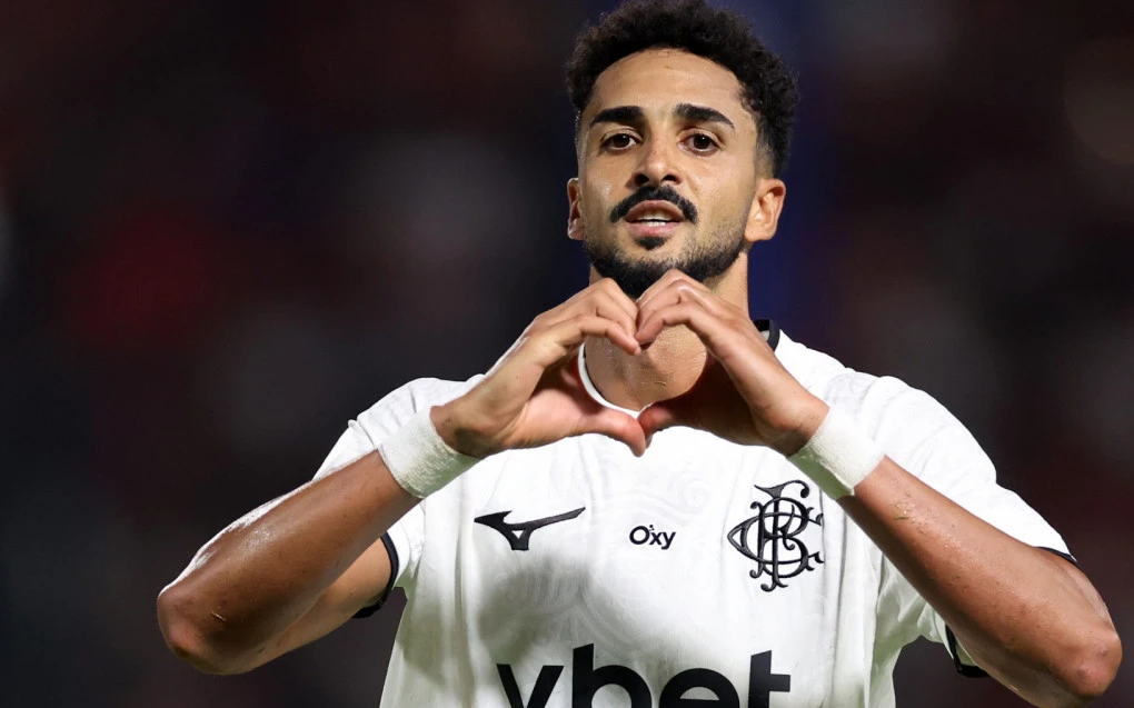 Chris Ramos comemorando um gol vestindo a camisa do Botafogo