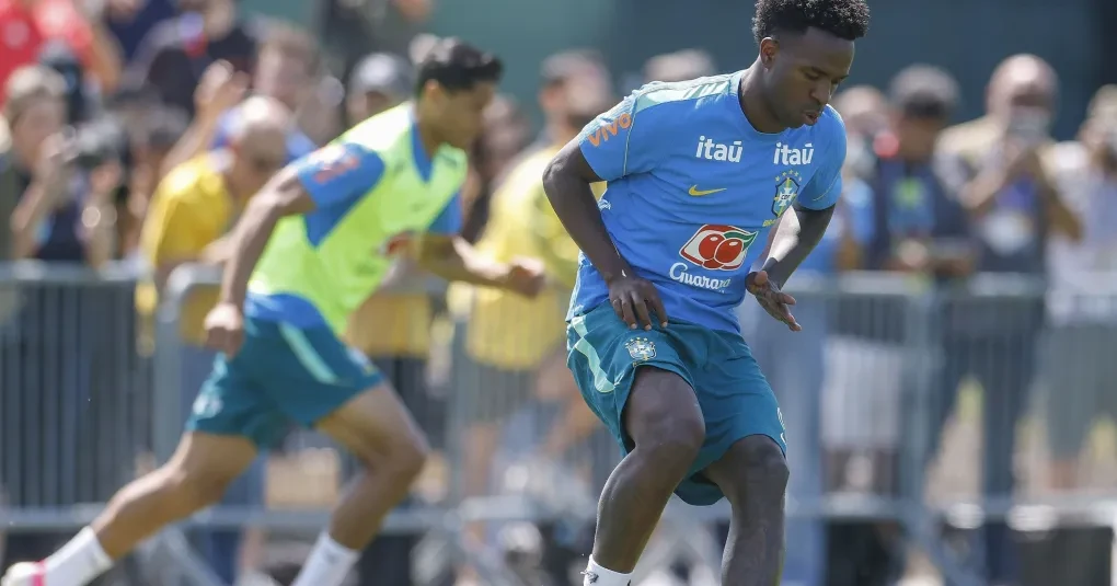 torcida brasileira em fila ao ar livre com sol forte e termômetro indicando calor