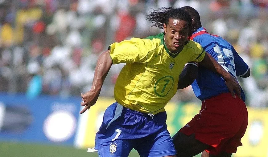 Jogadores brasileiros entrando em campo no Estádio Sylvio Cator durante o amistoso de 2004 no Haiti