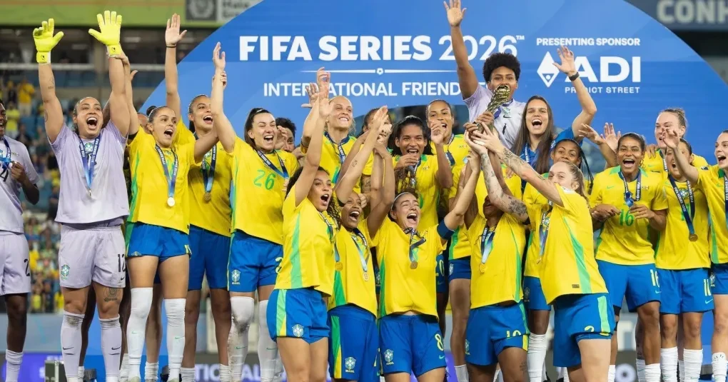 Jogadoras da seleção feminina alinhadas no gramado antes do amistoso