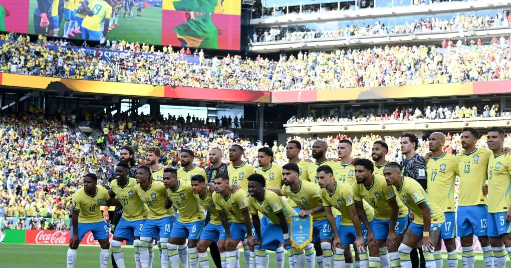 Jogadores da Seleção Brasileira comemorando em campo com o uniforme amarelo