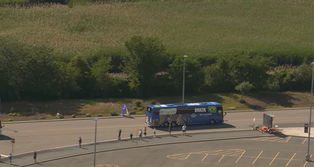 Ônibus da Seleção Brasileira chegando ao MetLife Stadium, com staff e torcedores no entorno