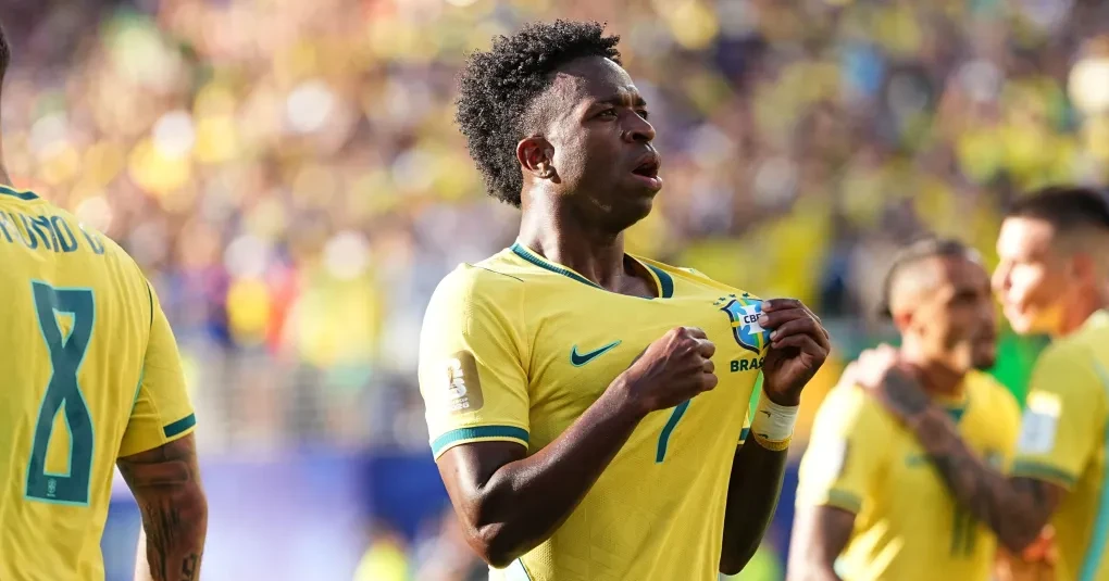 Vinícius Júnior comemorando gol pela seleção brasileira