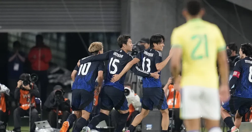 Jogadores do Brasil e do Japão disputando lance em amistoso preparatório