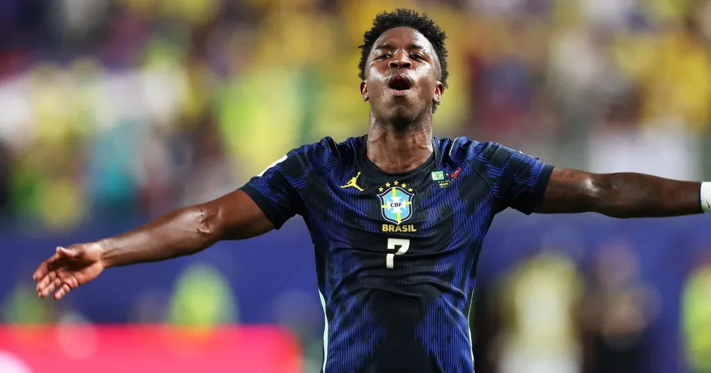 Jogadores da seleção brasileira comemorando gol em campo