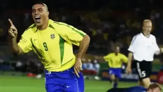 Torcedores brasileiros comemorando resultado que mantém o Brasil como único pentacampeão