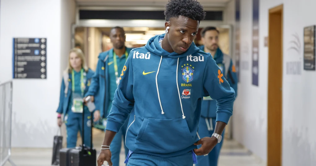 Jogadores da seleção brasileira reunidos durante treino preparatório para a Copa do Mundo