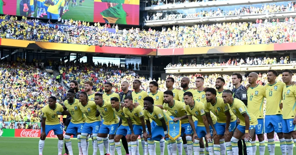 Jogadores da Seleção Brasileira reunidos em campo durante partida