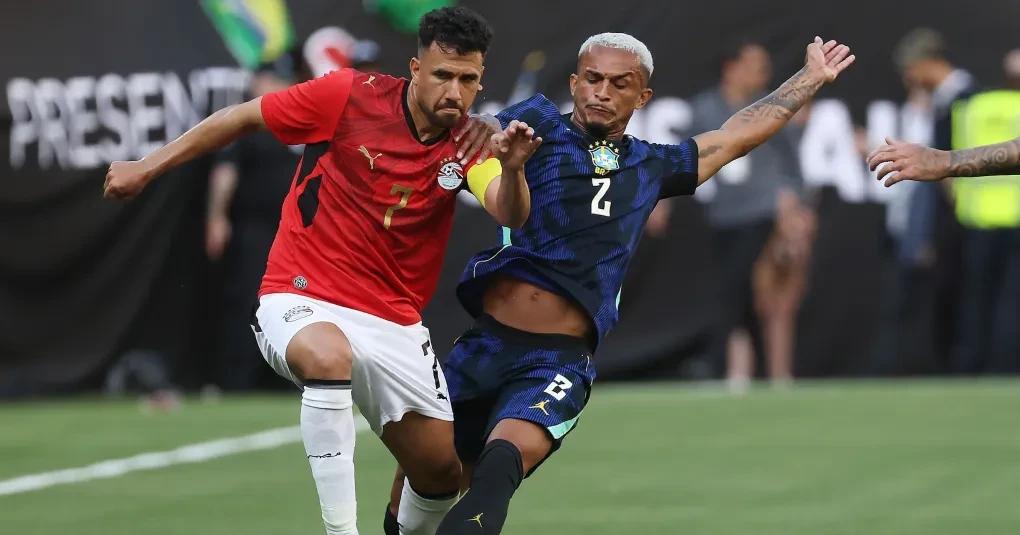 Wesley sentado no banco de reservas, visivelmente emocionado após ser substituído