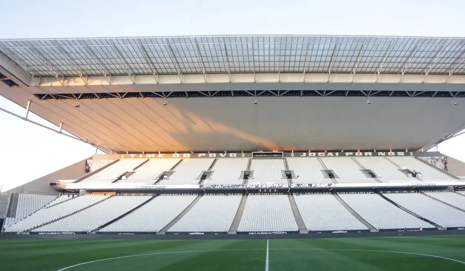 Jogadoras das seleções femininas aquecendo na Neo Química Arena antes do amistoso