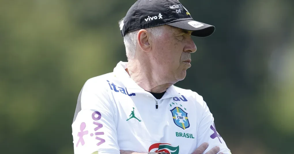 Jogadores da seleção brasileira em treino no centro de treinamento antes da partida