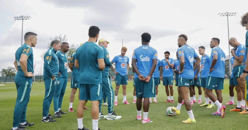 Jogadores do Brasil e do Japão em aquecimento antes de jogo decisivo pela Copa do Mundo