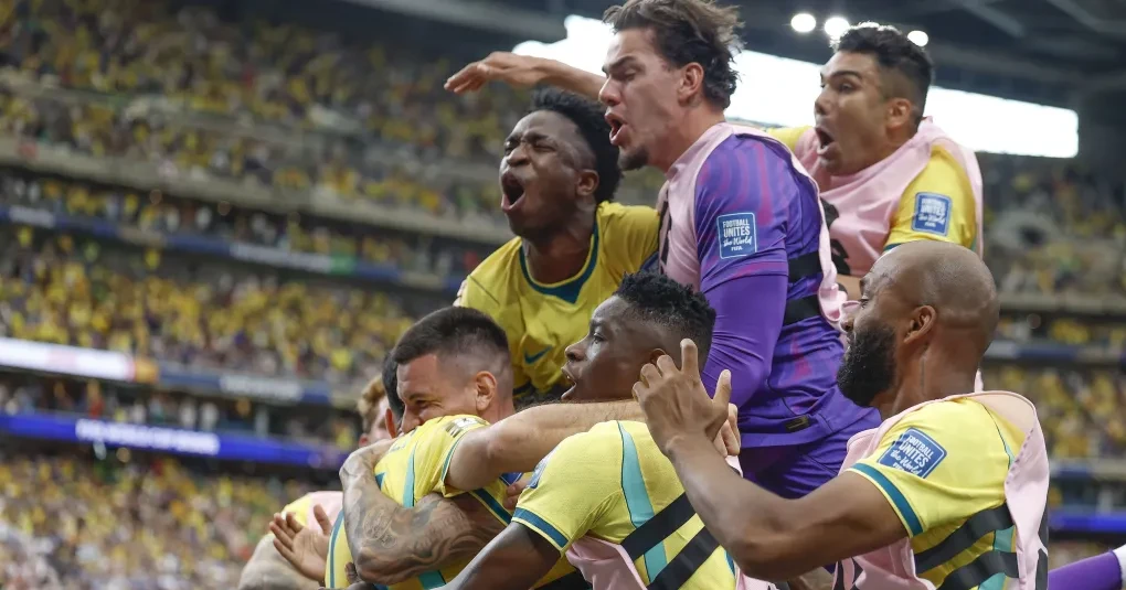 Jogadores da Seleção Brasileira comemorando gol em jogo do Mundial