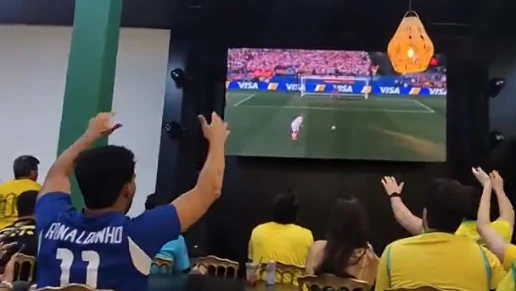 Torcedores brasileiros comemorando diante de telas e celulares nas redes sociais