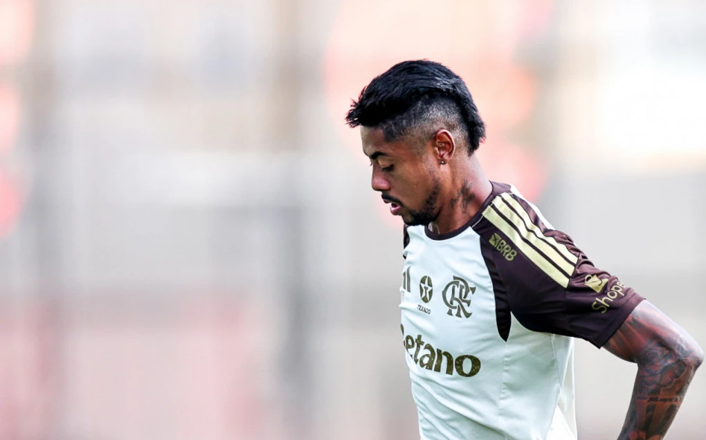 Bruno Henrique durante treino do Flamengo com camisa de treino