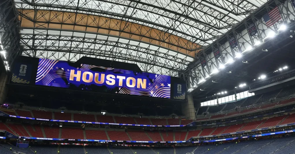 Jogadores de Cabo Verde e Arábia Saudita disputando a bola em campo no estádio