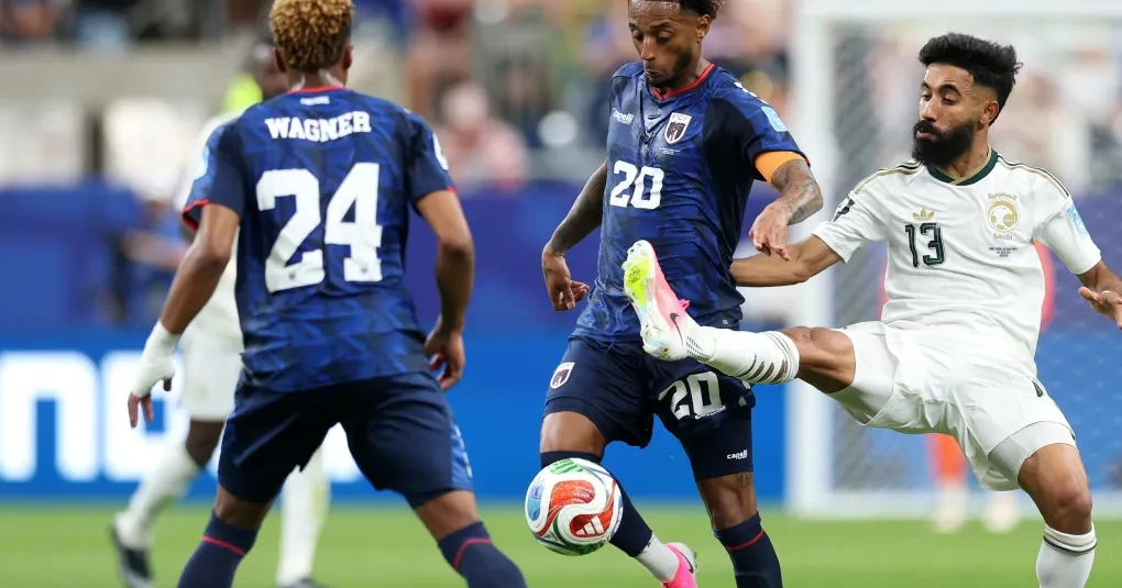 Torcida de Cabo Verde no NRG Stadium durante o empate por 0 a 0 com a Arábia Saudita