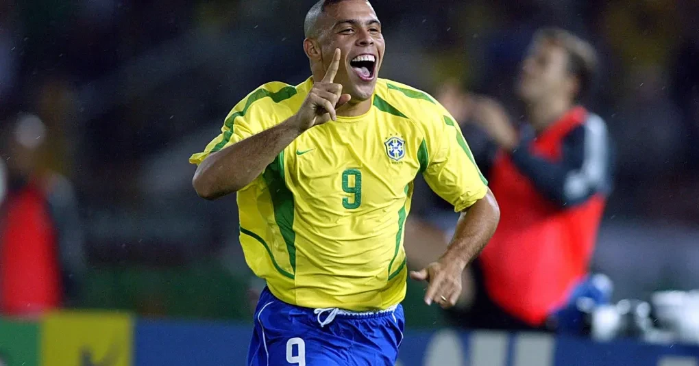 Camisa amarela da Seleção Brasileira usada na Copa do Mundo de 2002, com detalhes verdes