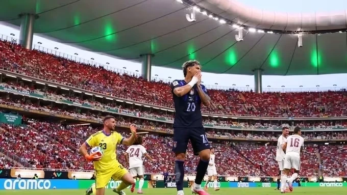 Jogadores e torcedores após o gol da Espanha que definiu a partida entre Uruguai e Espanha