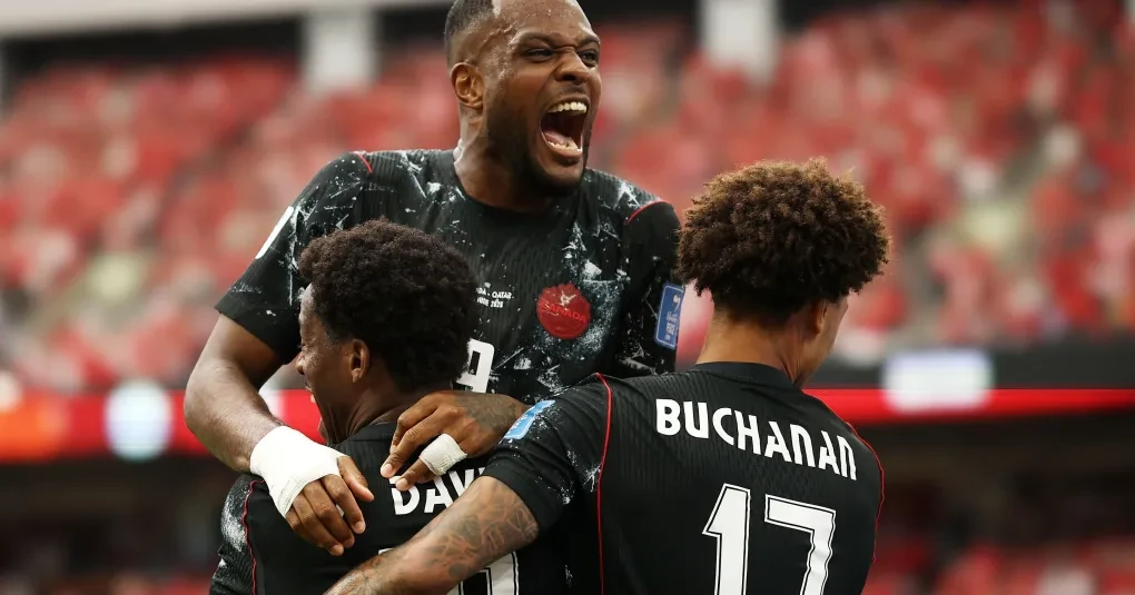 Jogadores do Canadá comemoram gol no BC Place, em Vancouver, durante a partida contra o Catar
