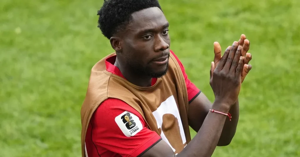 Alphonso Davies em aquecimento com a seleção do Canadá antes de partida na Copa do Mundo