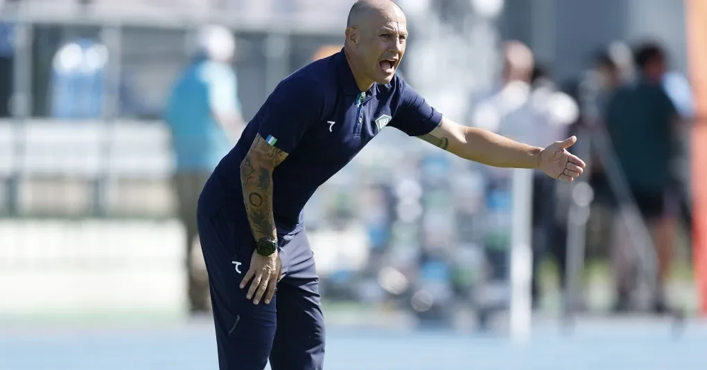 Fabio Cannavaro em coletiva, falando sobre as revistas à delegação