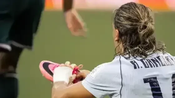 Agustín Canobbio comemorando com a camisa da seleção do Uruguai durante jogo da Copa do Mundo