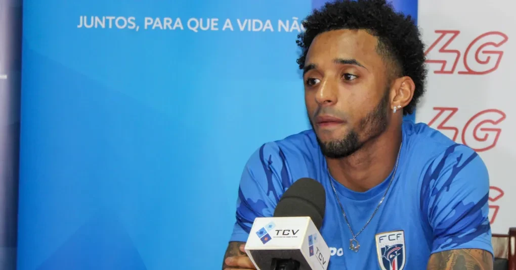 Ryan Mendes em campo, com a camisa da seleção de Cabo Verde, durante partida internacional