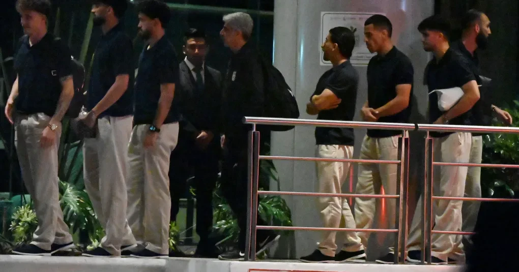 Capitão Mehdi Taremi com bagagem em área de imigração do aeroporto