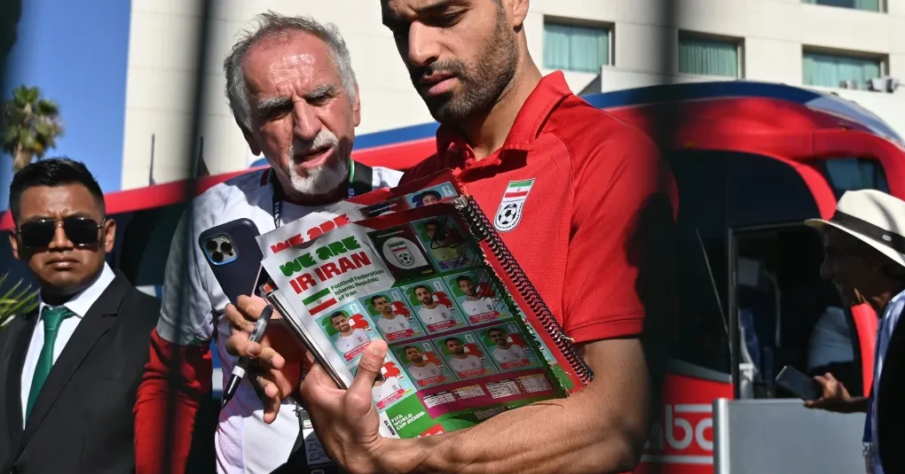 Mehdi Taremi com a camisa da seleção do Irã durante aquecimento