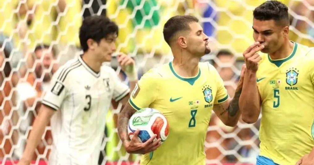 Casemiro durante entrevista após jogo da seleção brasileira em estádio nos EUA