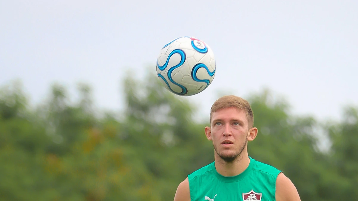 Rodrigo Castillo com o uniforme do Fluminense no CT das Laranjeiras