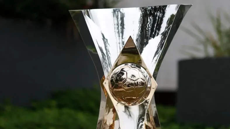 Telão no estádio mostrando tabela do Campeonato Brasileiro com torcedores ao fundo