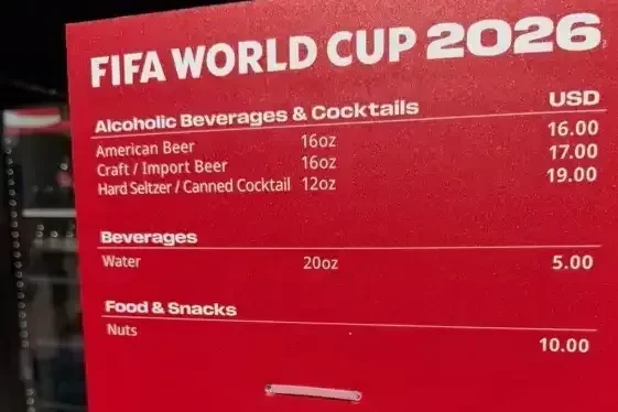 Copos de cerveja e arquibancada no MetLife Stadium durante partida da Copa do Mundo