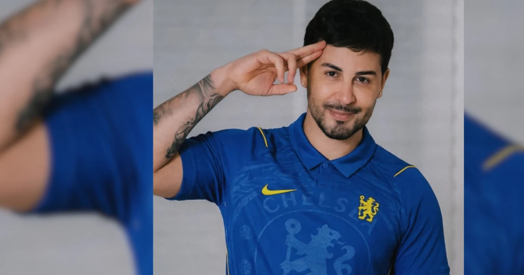 Carlinhos Maia posando com a nova camisa azul do Chelsea, coleção 2026/27