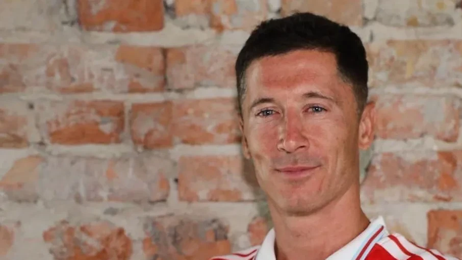 Robert Lewandowski durante apresentação com a camisa do Chicago Fire