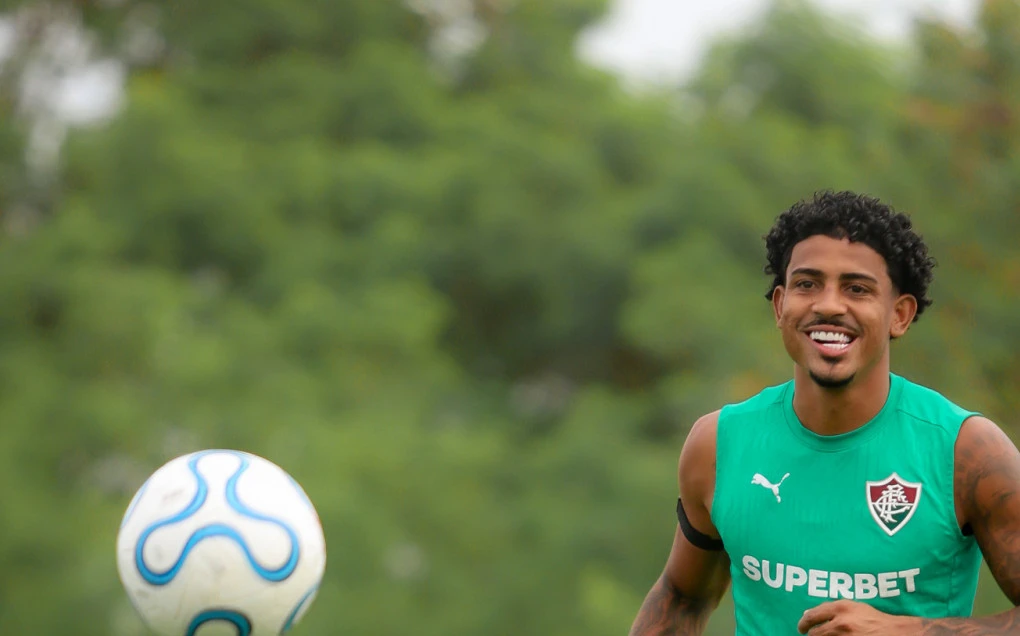 John Kennedy em treino do Fluminense com bola no pé no CT