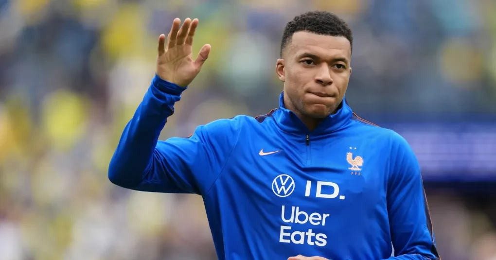 Kylian Mbappé concedendo entrevista, expressão enfática