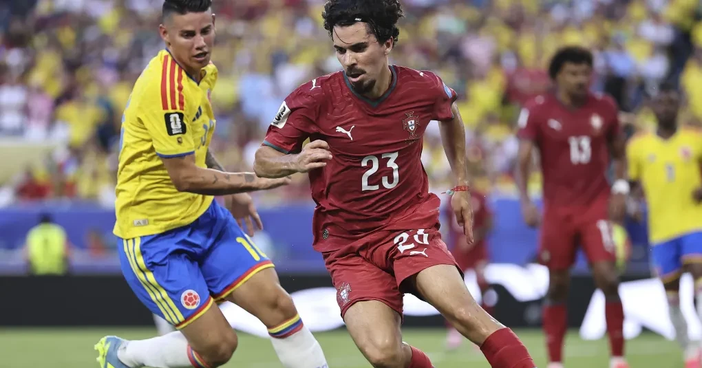 Jogadores da Colômbia e Portugal em disputa de bola no Hard Rock Stadium