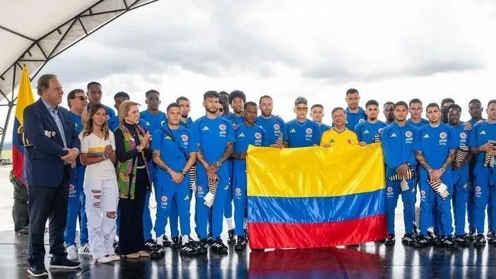 James Rodríguez durante cerimônia de despedida da seleção colombiana, com autoridades ao fundo