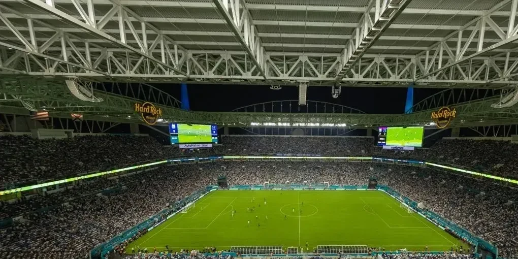 Jogadores da Colômbia e Portugal aquecendo no gramado do Hard Rock Stadium antes da partida