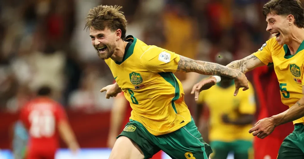 Jogadores australianos comemorando gol no Estádio de Vancouver com a torcida ao fundo