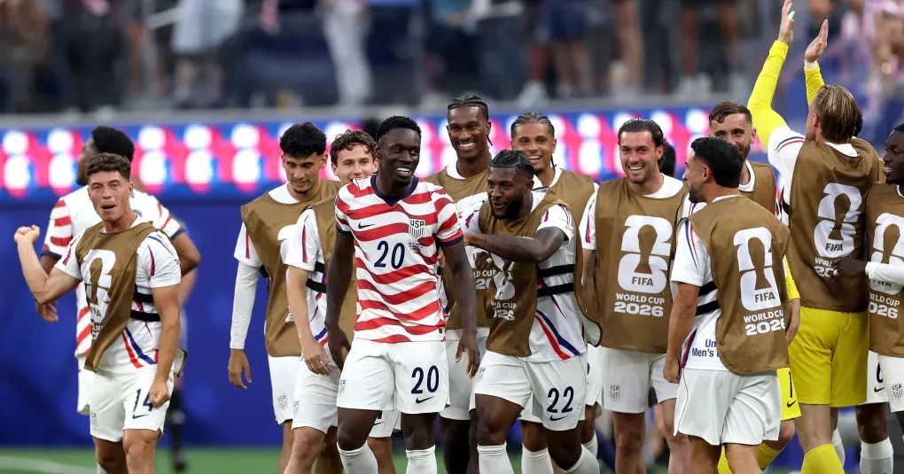 Jogadores comemorando gol dos Estados Unidos em Los Angeles