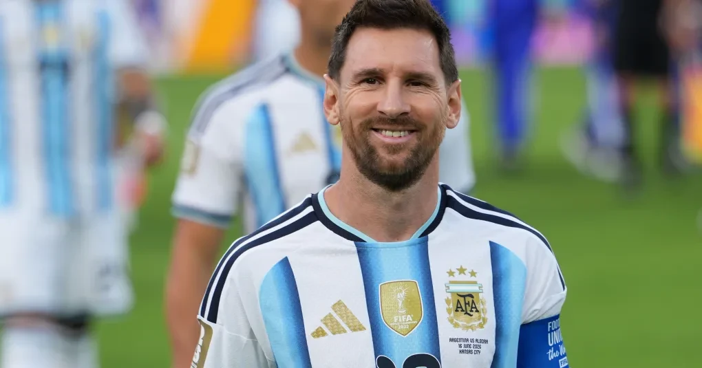 Lionel Messi comemorando um gol com a camisa da seleção argentina