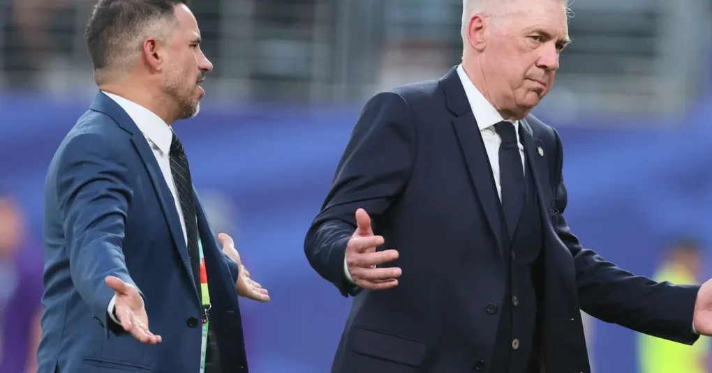 Carlo Ancelotti com expressão contrariado no campo após empate entre Brasil e Marrocos