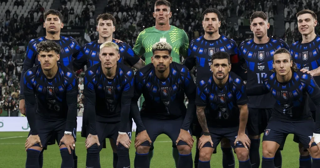 Jogadores da seleção uruguaia alinhados antes de partida no Hard Rock Stadium