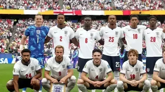Torcida inglesa celebrando gol durante partida contra o Panamá