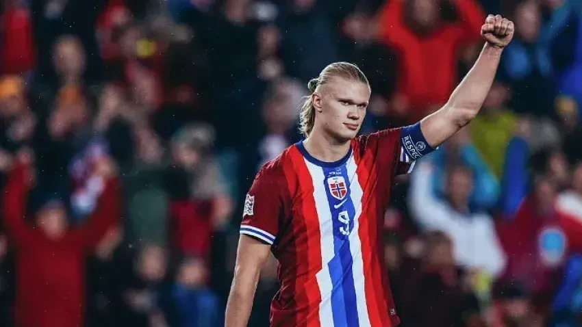 Espen Undheim sorrindo em campo lembrando Erling Haaland nos treinos de base