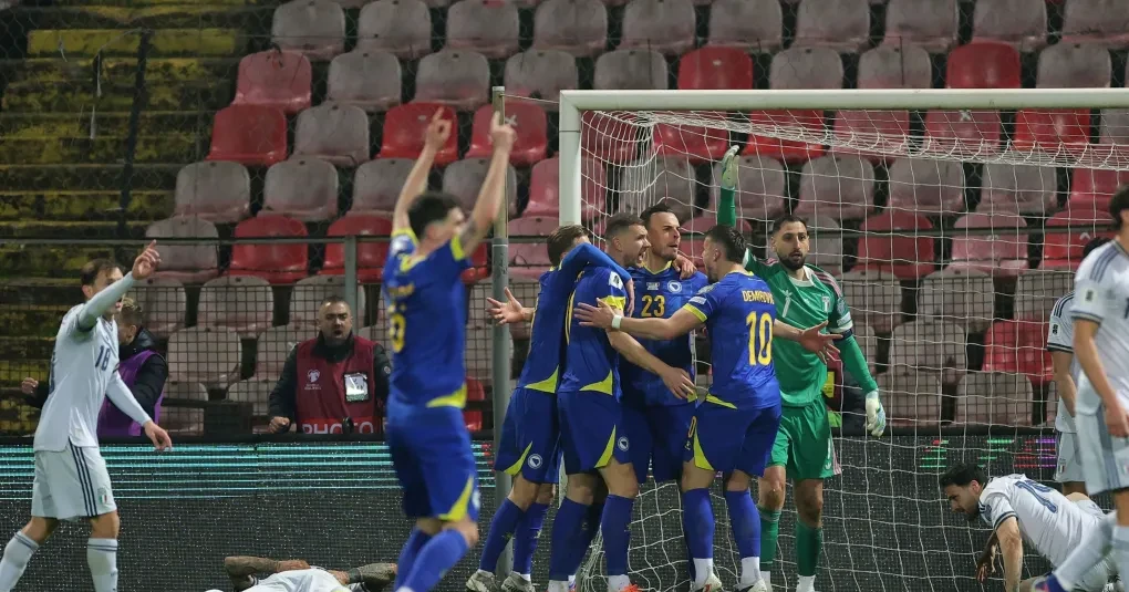 Torcida em estádio acompanhando partida de seleção durante a Copa do Mundo